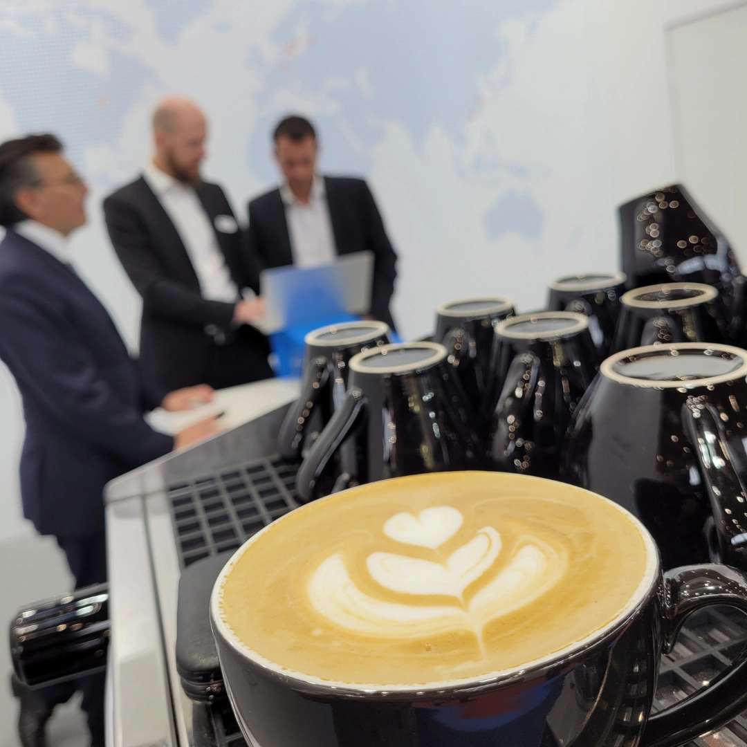 Kawa latte na spotkaniu.