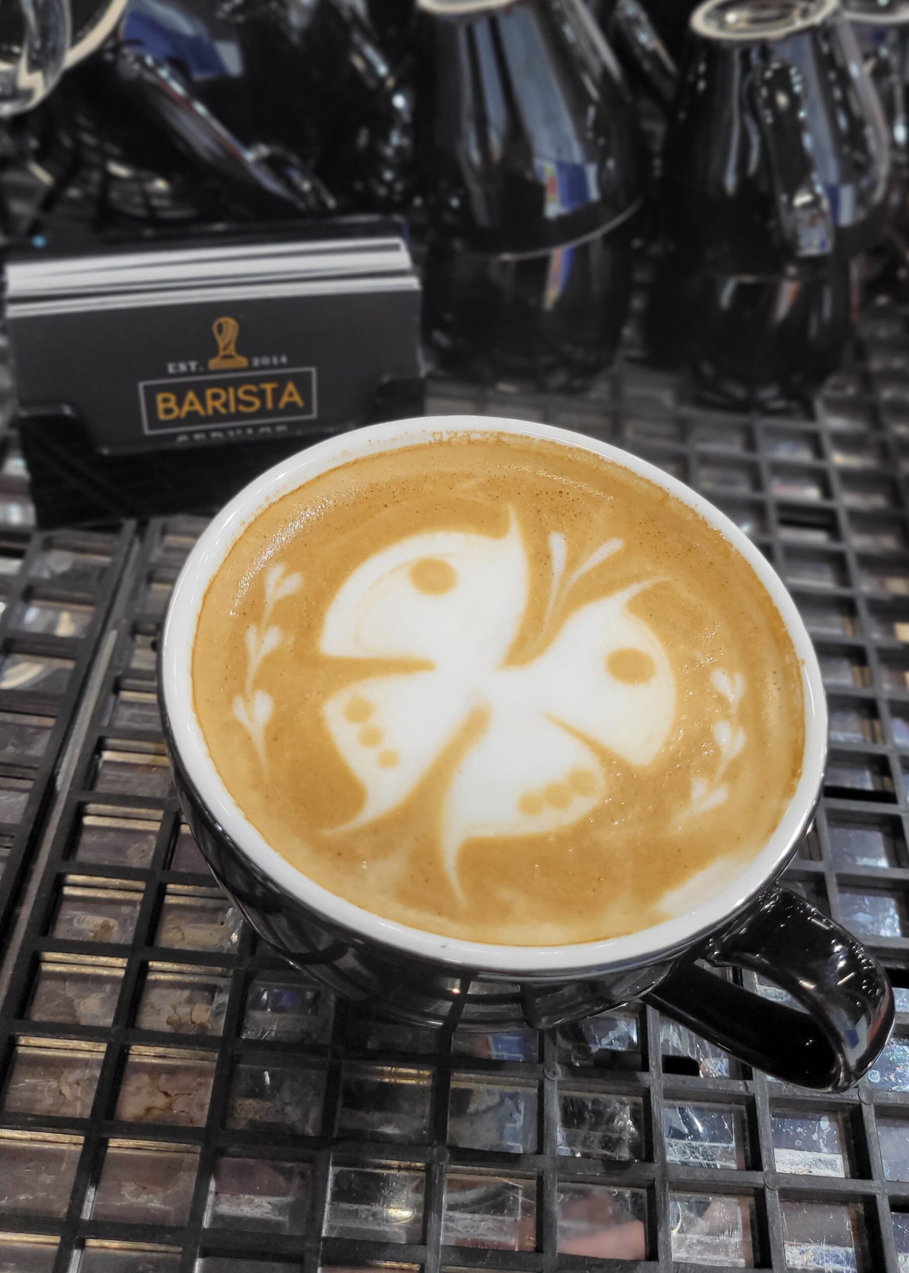 Barista podający kawę