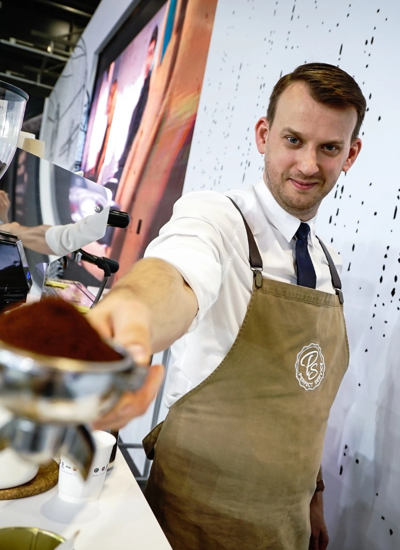 Barista podający kawę