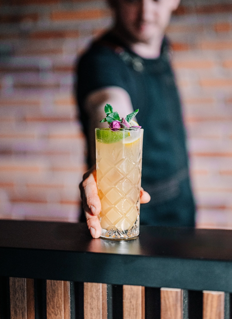 Koktajl z limonką i miętą — barman Kraków.