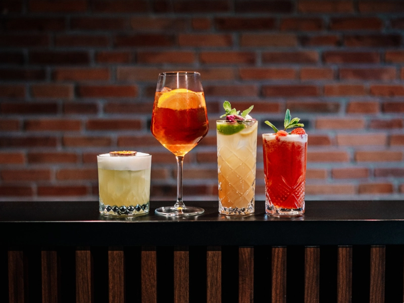 Zestaw kolorowych koktajli — barman na event.