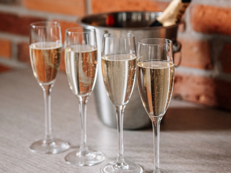 Kieliszki prosecco na stole — barman na targi.